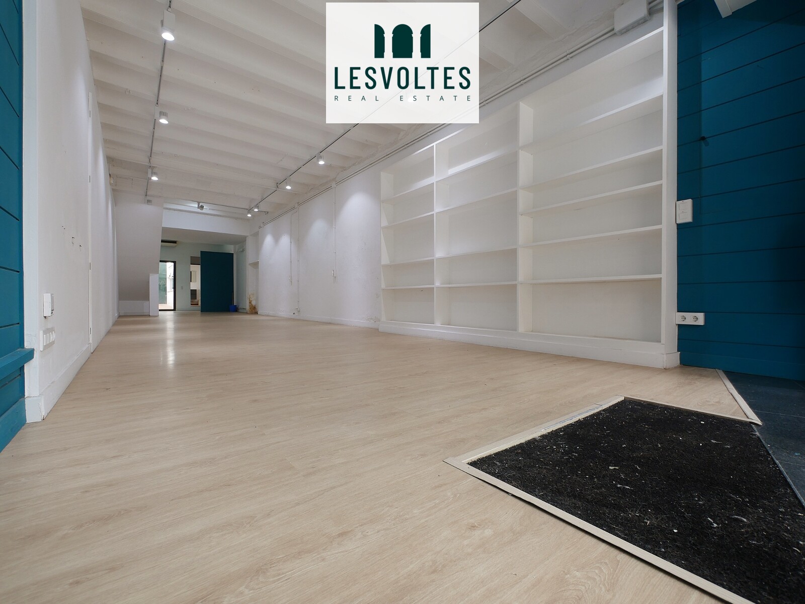 MAGNÍFIC LOCAL COMERCIAL EN LLOGUER AL CENTRE DE PALAFRUGELL. ZONA DE PAS I MOLT VISIBLE.