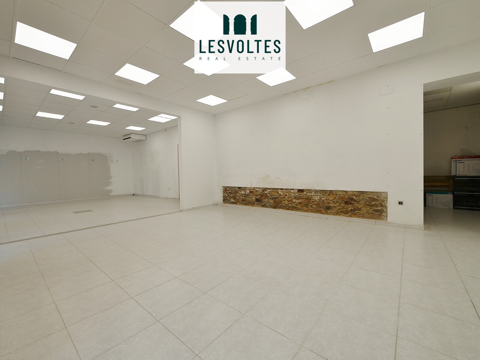 MAGNÍFIC LOCAL COMERCIAL AMB GRAN APARADOR EN LLOGUER AL CENTRE DE PALAFRUGELL.
