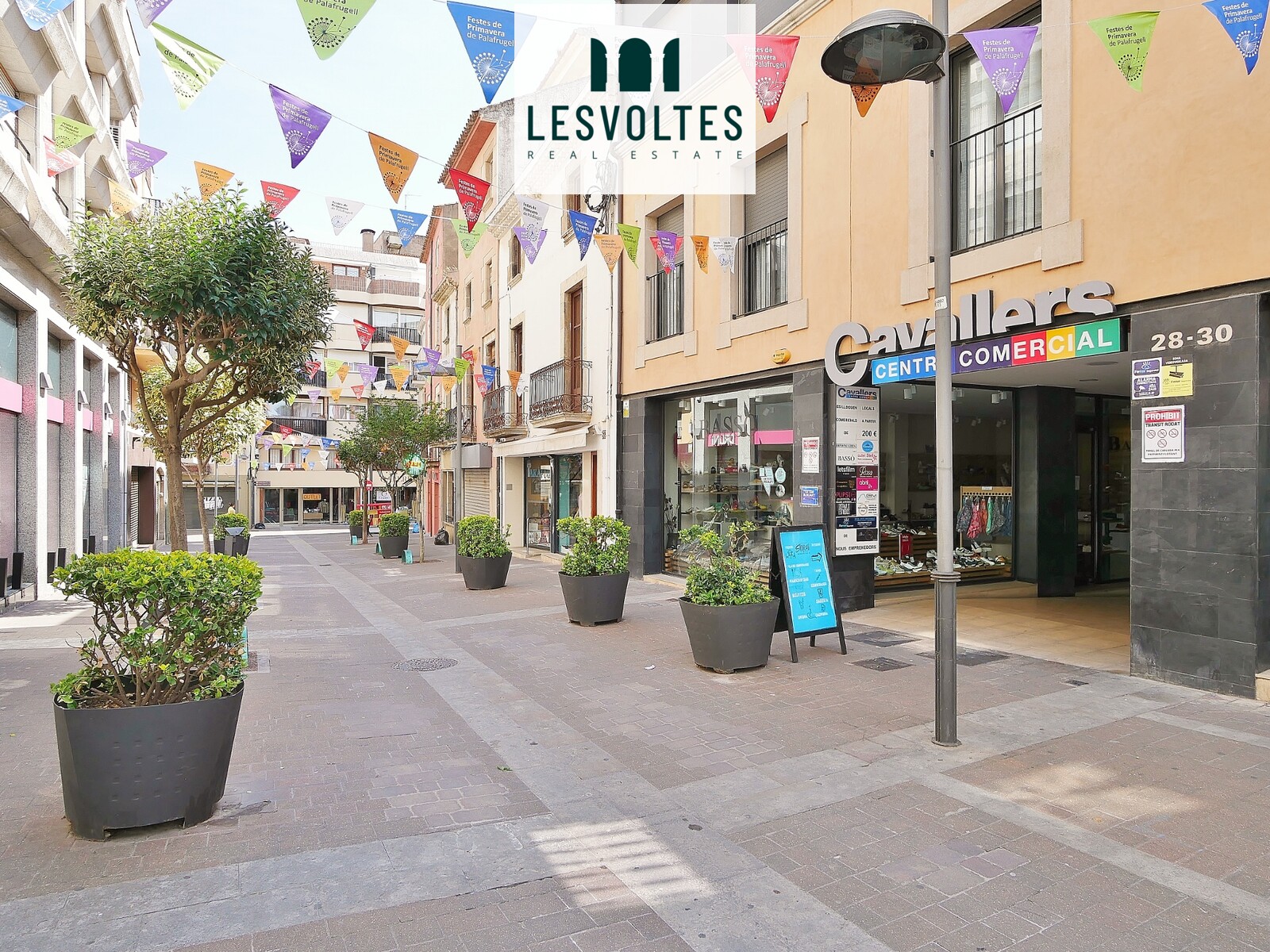 COMMERCIAL PREMISES OF 44 M² TOTALLY OPEN PLAN FOR SALE IN CAVALLERS SHOPPING CENTRE.