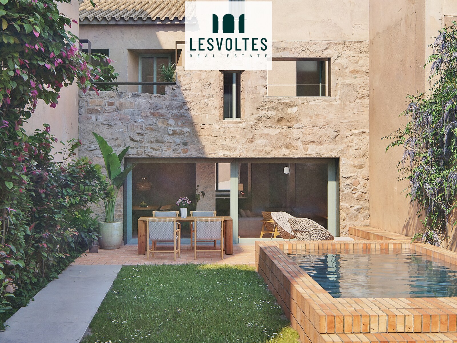 RUSTIC HOUSE WITH NEW CONSTRUCTION GARDEN WITH LUXURY FINISHES IN THE CENTER OF GUALTA. IMPECCABLE AND SINGULAR PROJECT.