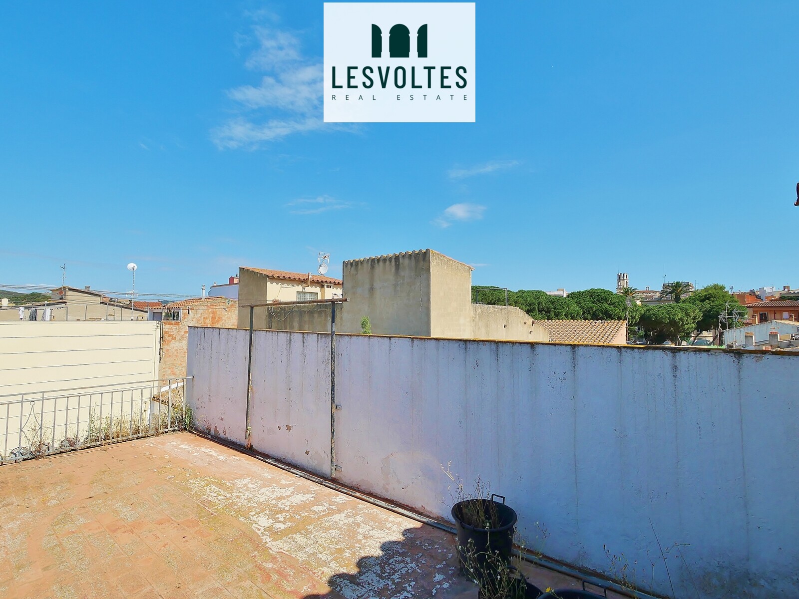 CASA EN BUENA UBICACIÓN CON LOCAL COMERCIAL EN LA PLANTA BAJA, EN VENTA EN PALAFRUGELL.