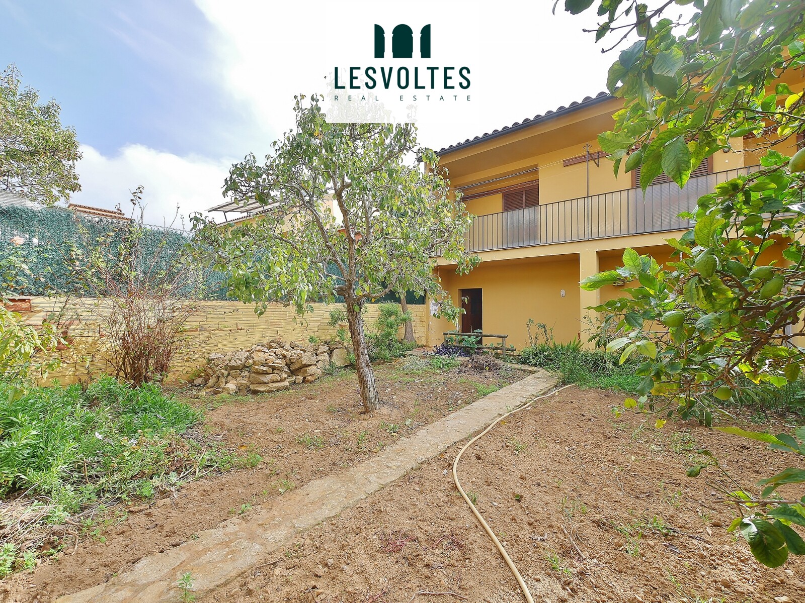 PRÀCTICA CASA DE POBLE AMB JARDÍ TERRASSA I GARATGE EN VENDA A PALAFRUGELL.