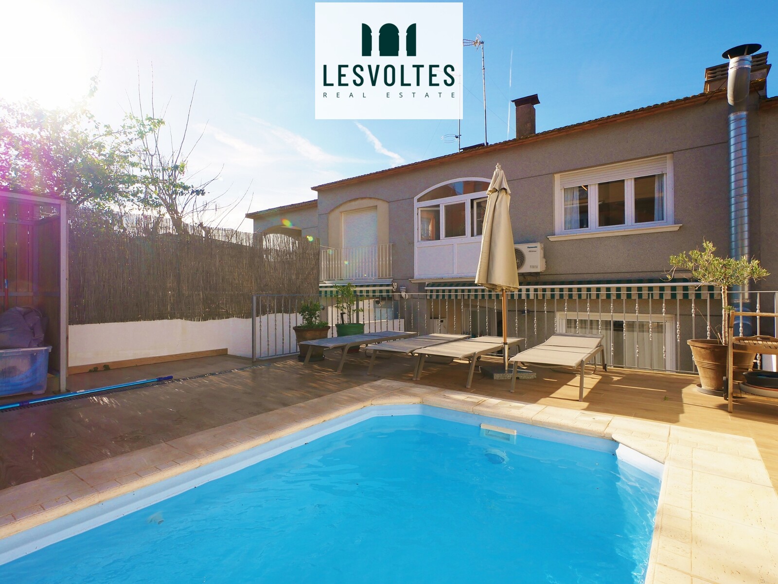 CASA ADOSADA CON PATIO, PISCINA Y GARAGE EN VENTA EN  PALAFRUGELL