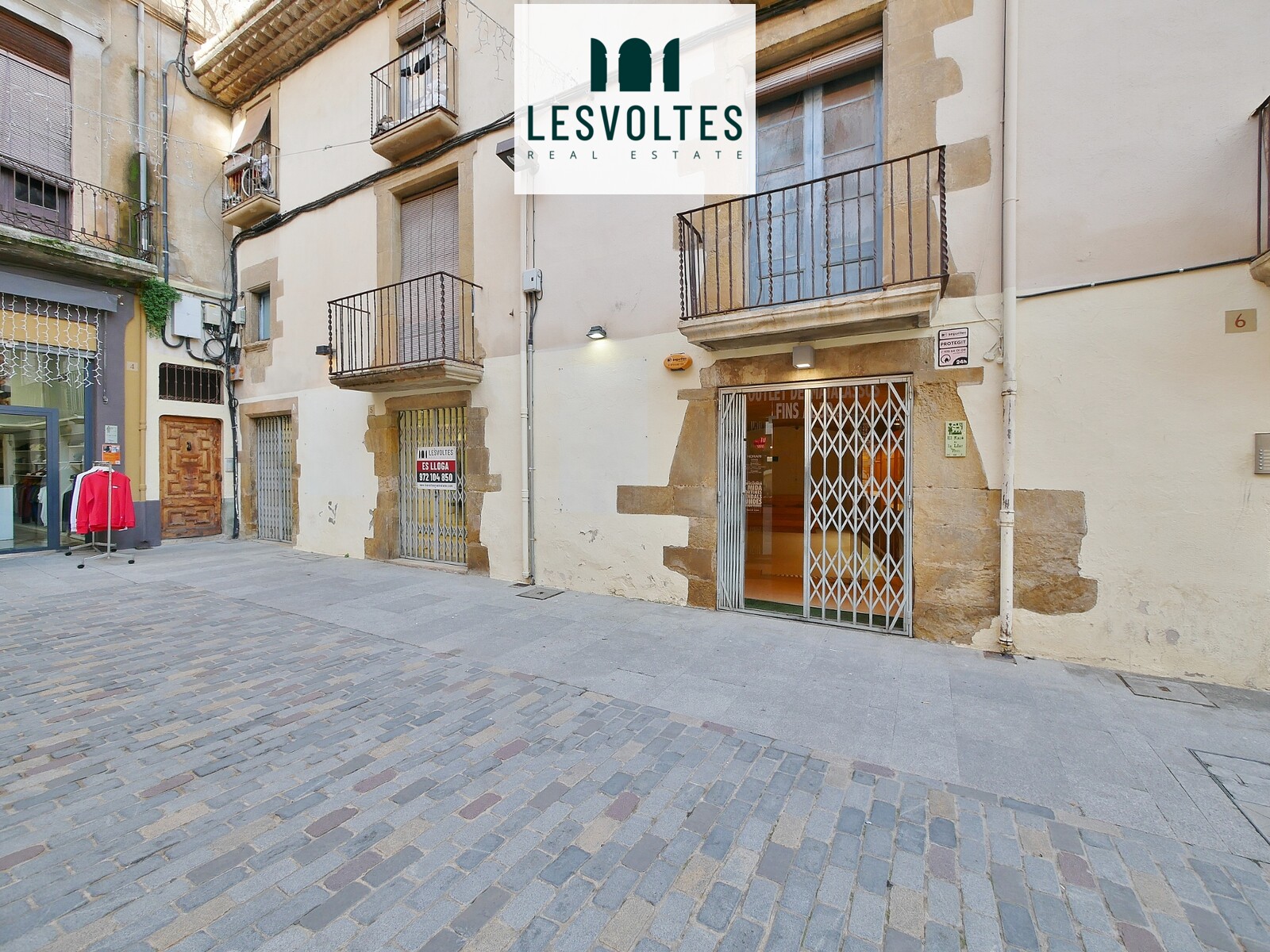 LOCAL COMERCIAL EN PLANTA BAIXA DE 110 M2, EN LLOGUER EN PLE CENTRE DE LA BISBAL D’EMPORDÀ.