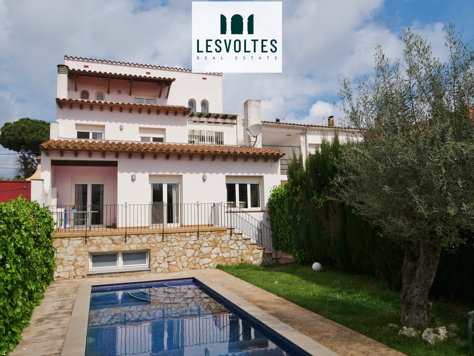 MAGNÍFICA CASA CON PISCINA Y AMPLIO GARAJE EN VENTA A POCOS MINUTOS DEL CENTRO DE PALAFRUGELL