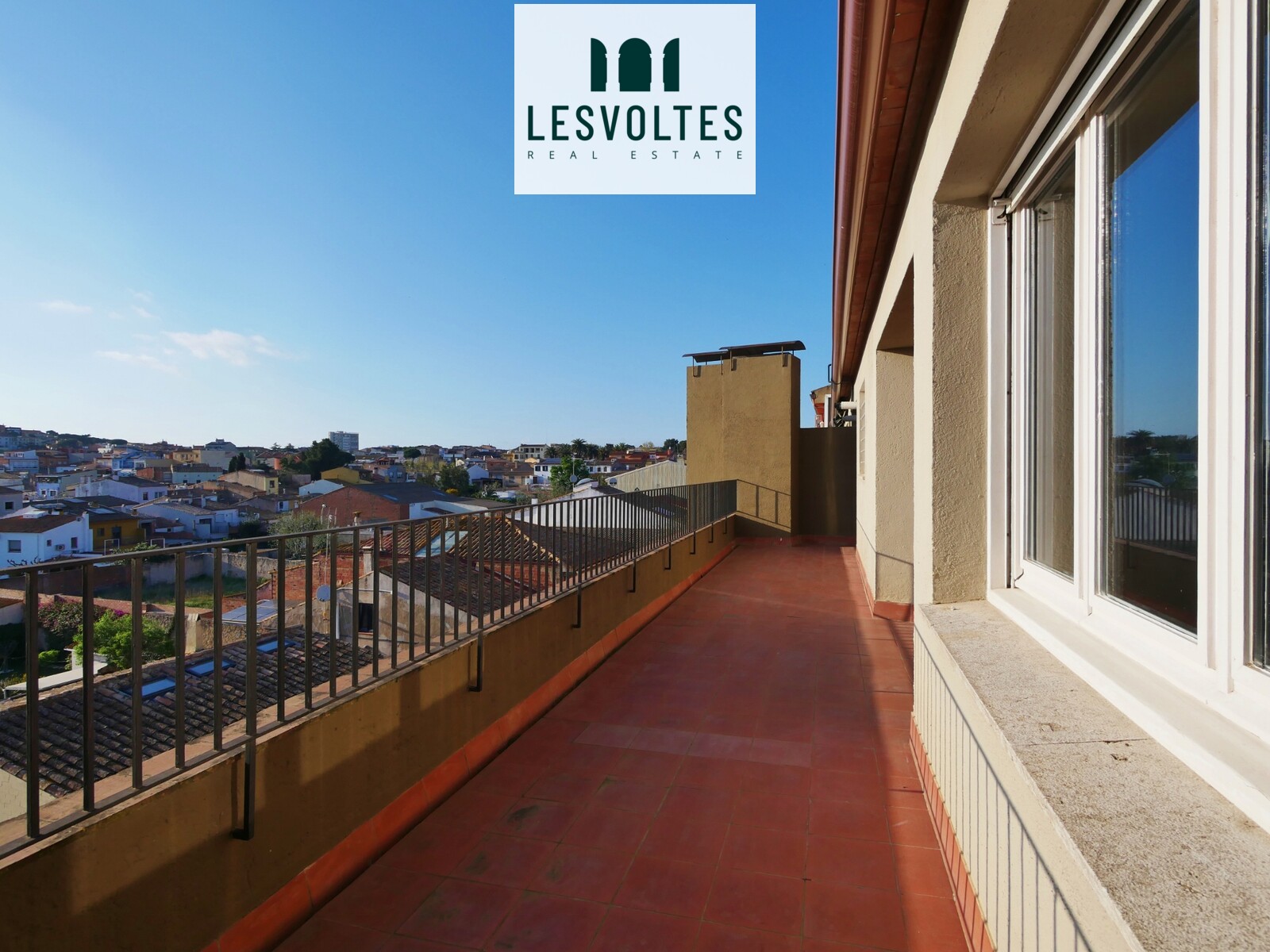 MAGNÍFICO ATICO DE 145M2 REFORMADO CON GRAN TERRAZA EN VENTA EN EL CENTRO DE PALAFRUGELL