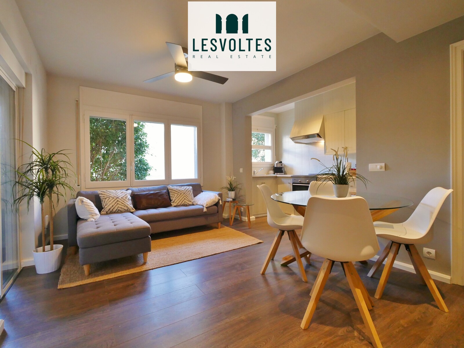 MAGNIFICENT RENOVATED 1-BEDROOM GROUND-FLOOR APARTMENT WITH A COVERED TERRACE, STORAGE ROOM, AND 50M2 STORAGE ROOM FOR SALE I