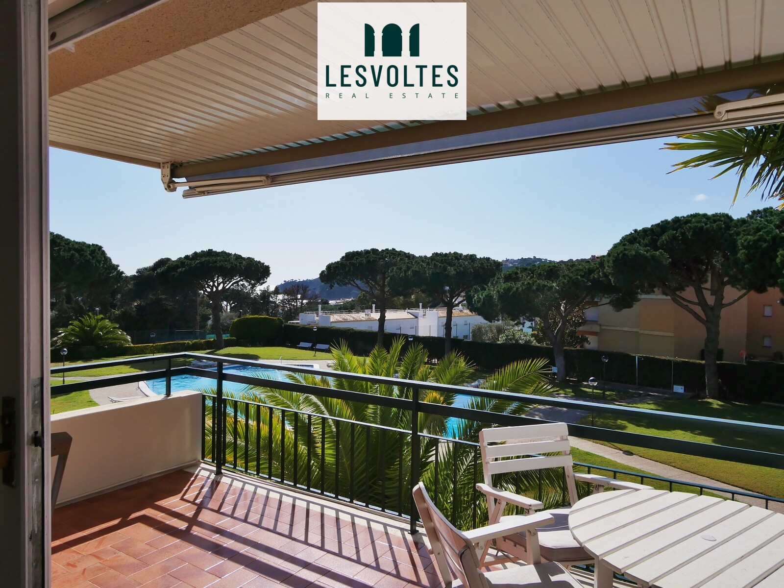 IMPECABLE APARTAMENTO CON TERRAZA Y VISTA PARCIAL AL MAR EN CALELLA DE PALAFRUGELL. EQUIPADO Y CON PÁRQUING INCLUIDO.