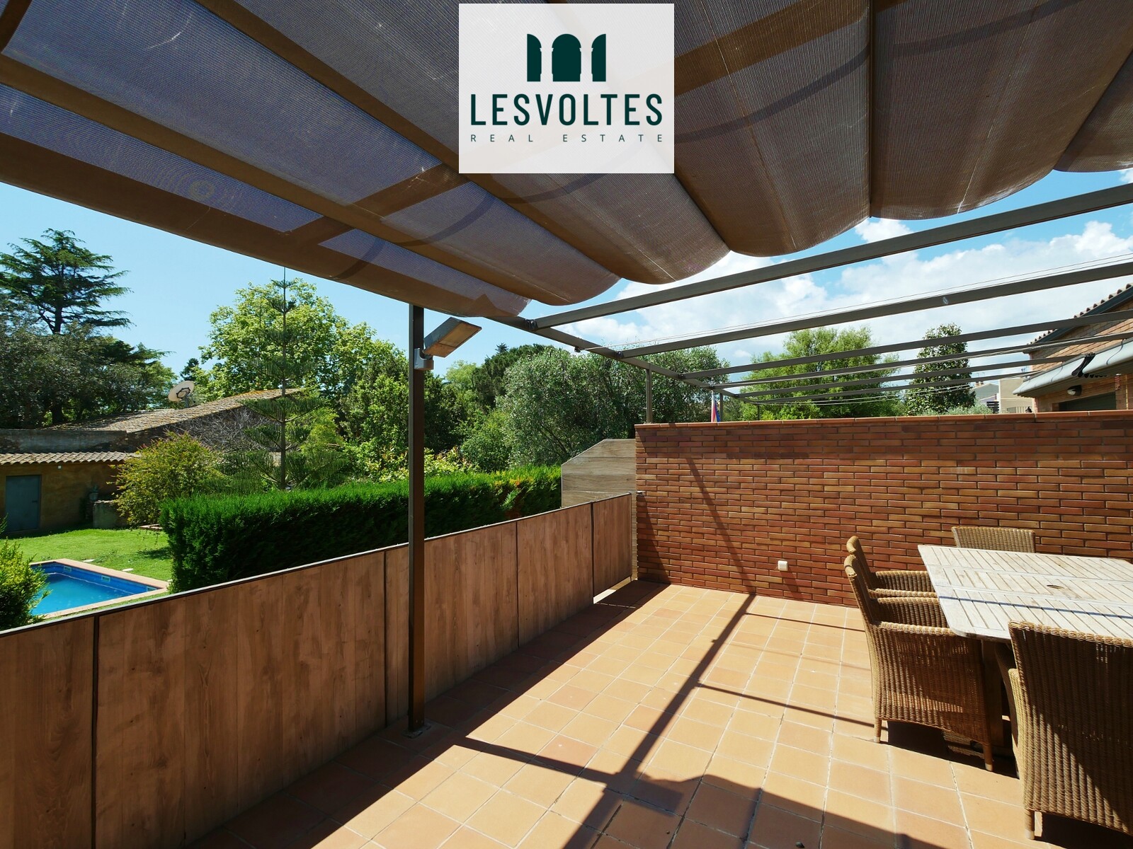 FANTASTIC GROUND FLOOR APARTMENT WITH TERRACE, DIRECT ACCESS TO COMMUNAL GARDEN AND POOL, AND A SPACIOUS PRIVATE GARAGE FOR T