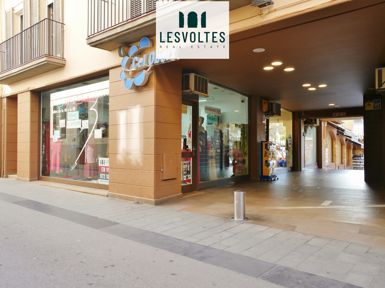 LOCAL ESQUINERO CON ALTA VISIBILIDAD  EN ALQUILER EN EL CENTRO DE PALAFRUGELL. CENTRO COMERCIAL CEL OBERT