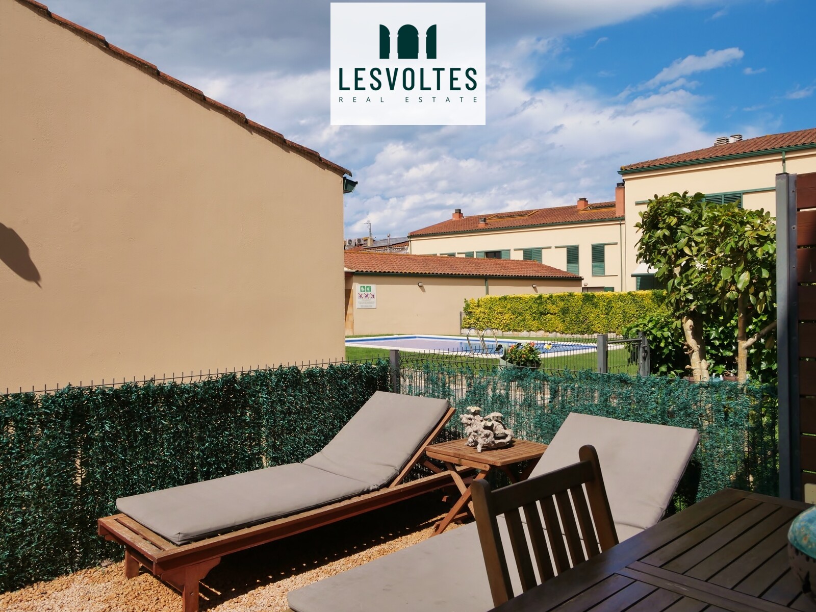 COZY SEMI-DETACHED HOUSE WITH PRIVATE TERRACE, COMMUNAL POOL AND GARDEN, AND LARGE GARAGE FOR SALE IN PALS