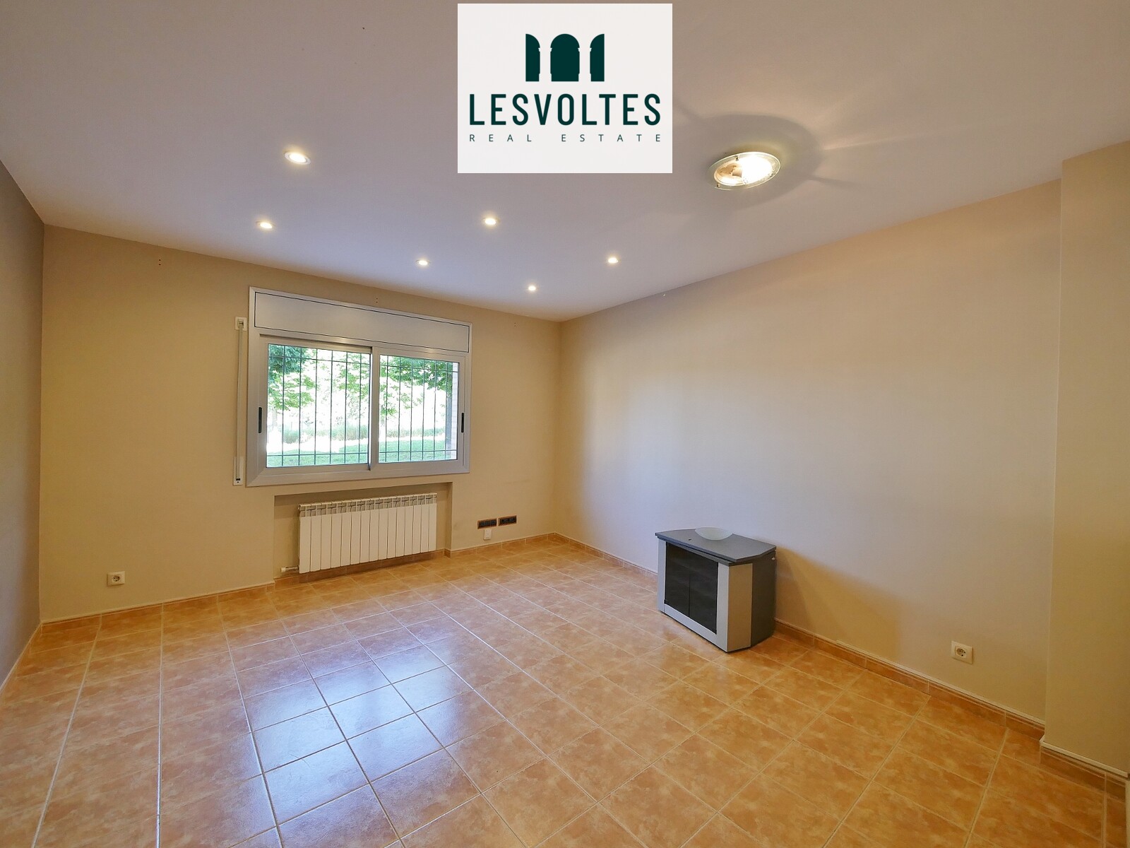GROUND FLOOR APARTMENT OF 67 M² WITH STORAGE ROOM INCLUDED, FOR SALE NEAR THE CENTER OF LA BISBAL D’EMPORDÀ.