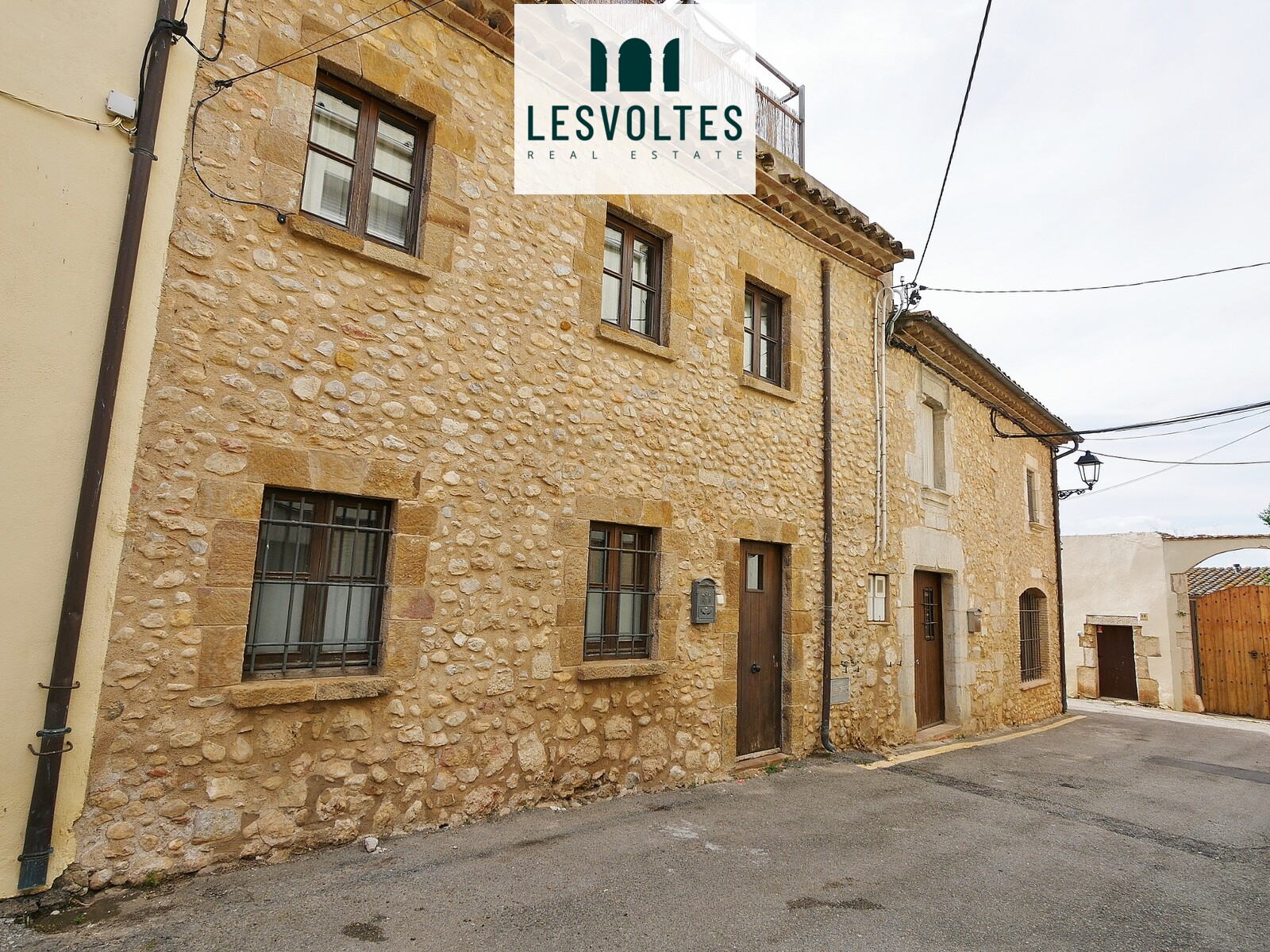 RUSTIC-STYLE HOUSE OF 128 M², FULLY HABITABLE WITH TERRACE, FOR SALE IN ALBONS. YOUR HIDEAWAY IN THE EMPORDÀ.