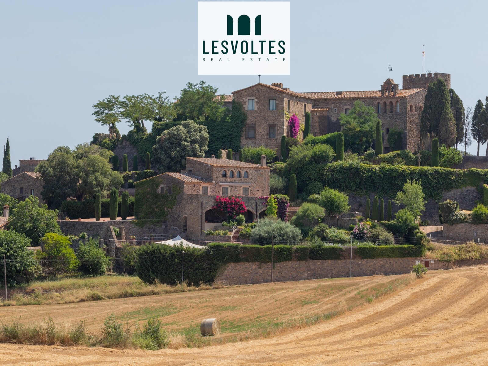 IMPRESSIONANT MASIA REFORMADA DE 345 M² AMB JARDÍ DE 725 M², VISTES DOMINANTS I PISCINA, EN VENDA A FOIXÀ, BAIX EMPORDÀ.