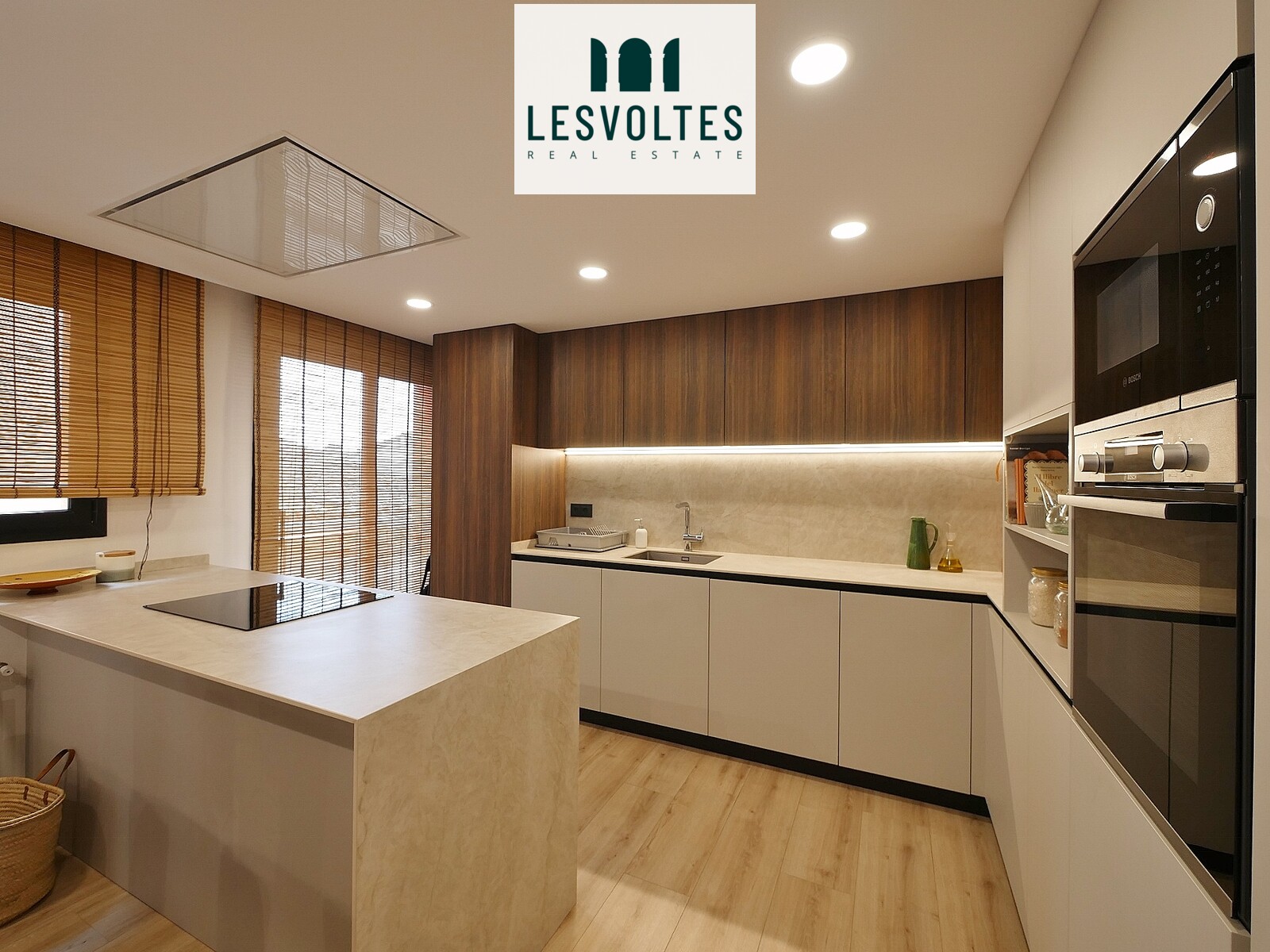 MAGNIFICENT REFURBISHED DUPLEX WITH TERRACE LOCATED IN THE CENTRE OF PALAFRUGELL.