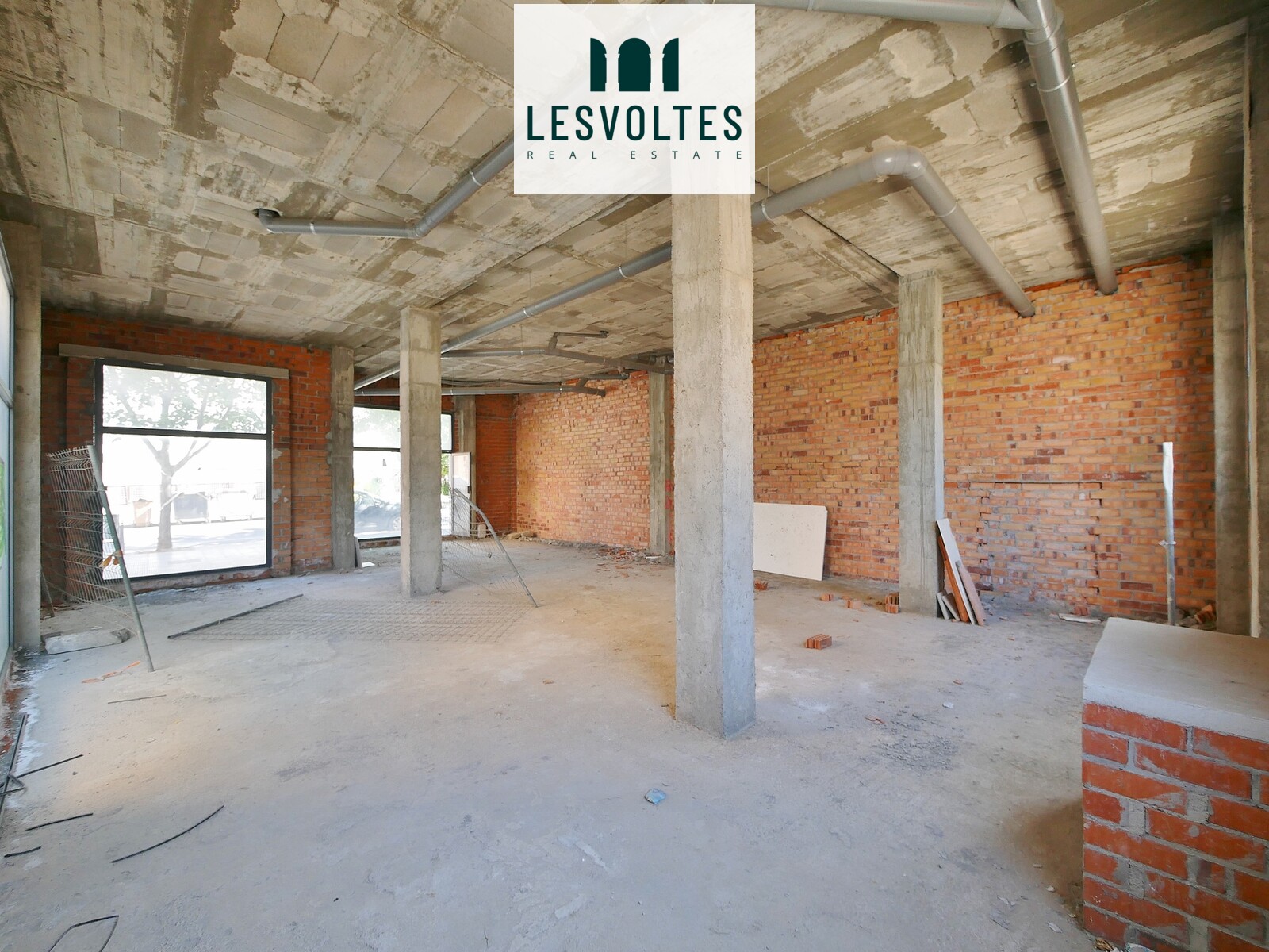 LOCAL COMERCIAL DE 112 M2 EN PLANTA BAIXA, EN LLOGUER A PROP DEL CENTRE DE LA BISBAL D’EMPORDÀ.