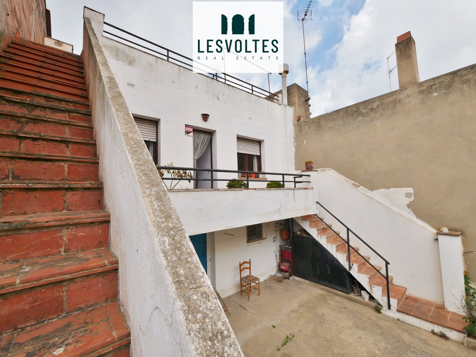 GRAN CASA DE TRES PLANTAS CON PATIO Y MÚLTIPLES POSIBILIDADES DE REFORMA SITUADA EN PALAFRUGELL