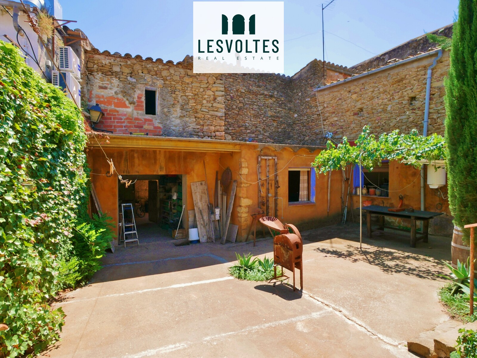 CASA DE PUEBLO PARA REFORMAR CON AMPLIO PATIO Y POSIBILIDAD DE CONVERTIR EN 2 VIVIENDAS, EN VENTA EN GUALTA