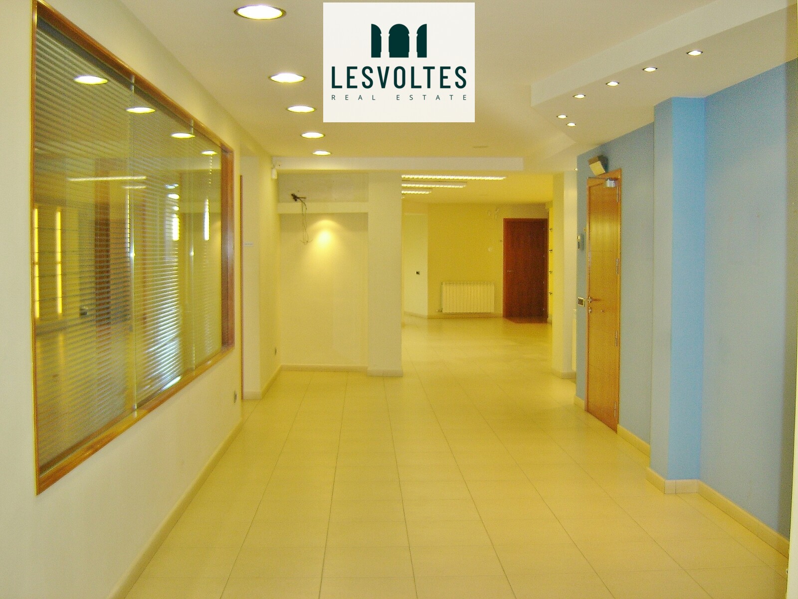 LOCAL COMERCIAL MOLT CÈNTRIC DE 256 M2, EN PRIMERA PLANTA AMB ASCENSOR, EN LLOGUER A LA BISBAL D’EMPORDÀ.