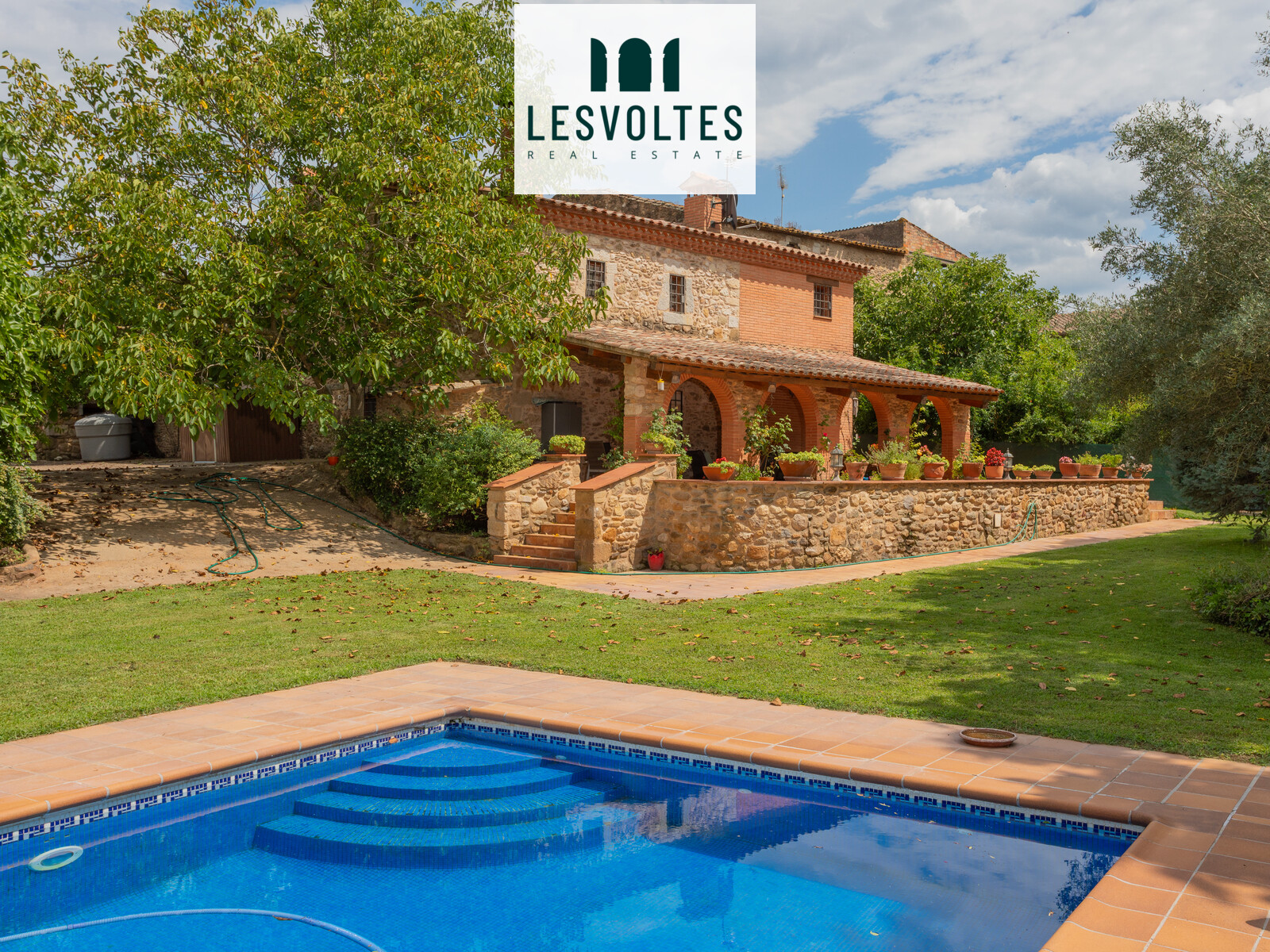 FINCA CON DOS VIVIENDAS EN VENTA EN JUIÀ: CASA DE PIEDRA REFORMADA Y MASÍA DEL SIGLO XVIII PARA REHABILITAR