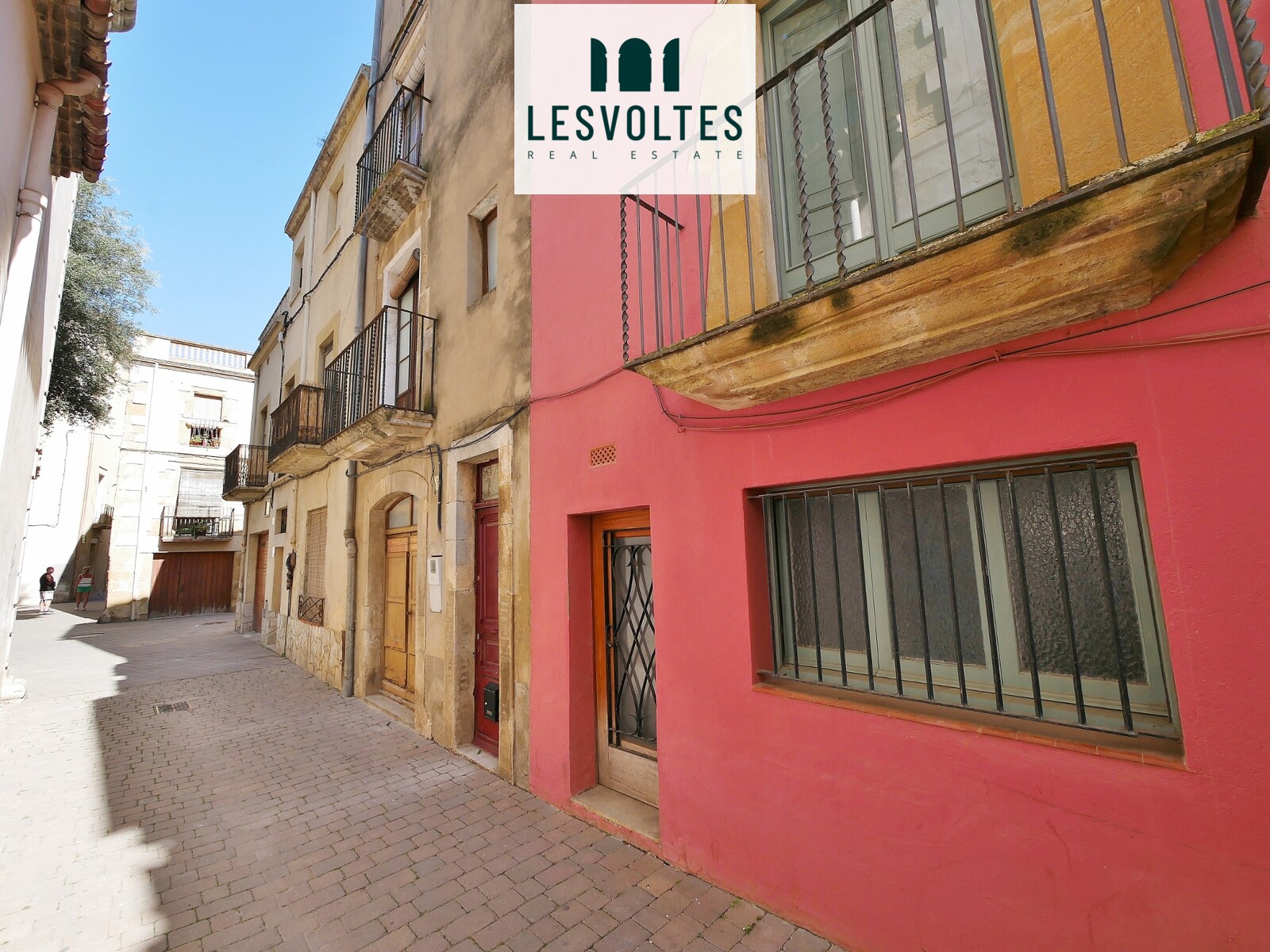 CASA DE PUEBLO ADOSADA DE 275M², PARA RESTAURAR INTEGRALMENTE, EN VENTA CERCA DEL CENTRO DE LA BISBAL D’EMPORDÀ.