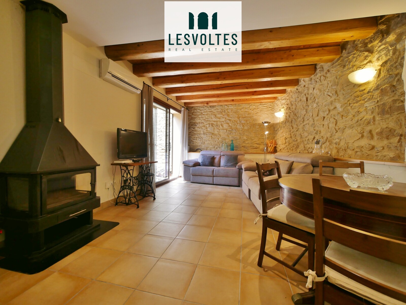 CASA DE PIEDRA REFORMADA CON PATIO Y TERRAZA EN VENTA EN EL CENTRO DE GUALTA