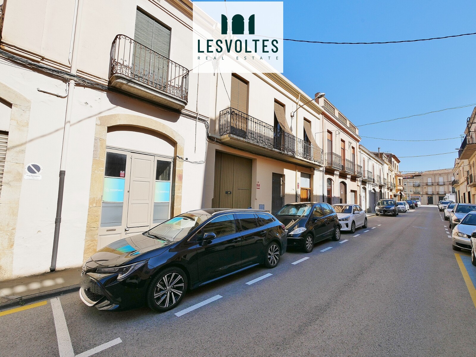 CASA DE 279 M2, TOTALMENT HABITABLE, AMB PATI DE 72 M², PORXO I GARATGE, EN VENDA AL CENTRE DE LA BISBAL D’EMPORDÀ.