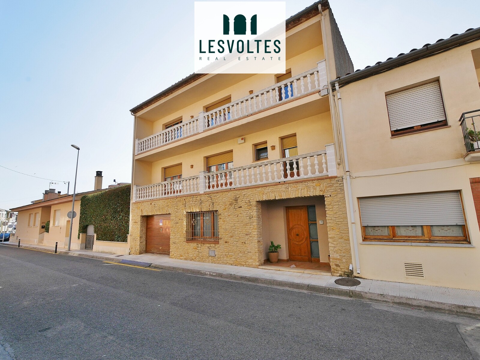 CASA DE 464 M²,  DE CUATRO PLANTAS,  CON POSIBILIDAD DE HACER DOS VIVIENDAS EN DIVISIÓN HORIZONTAL, EN VENTA EN LA BISBAL.