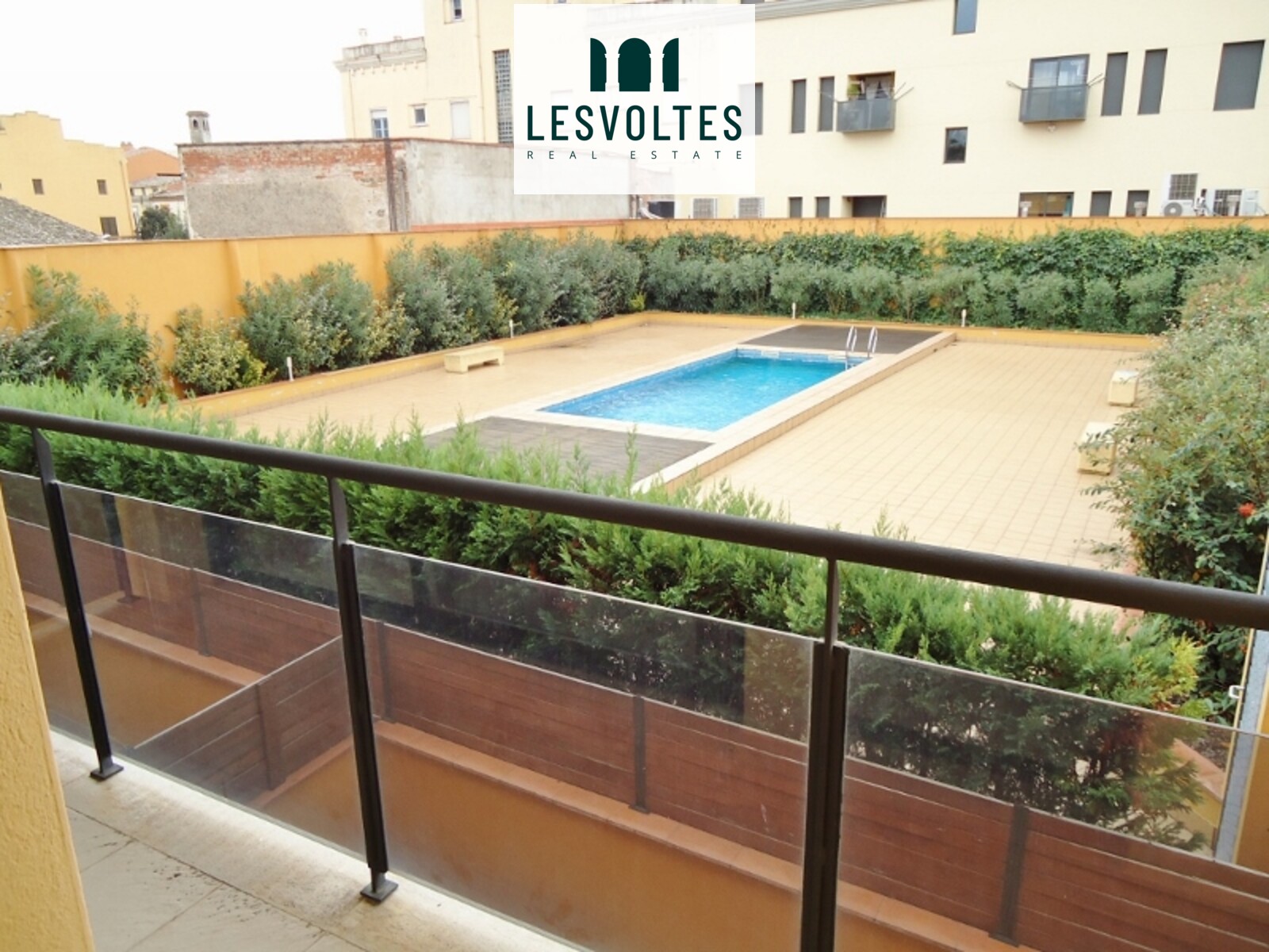 APARTMENT OF 70 M², ON SECOND FLOOR WITH ELEVATOR, WITH RELIABLE TENANT, PARKING AND COMMUNITY POOL, FOR SALE IN LA BISBAL.