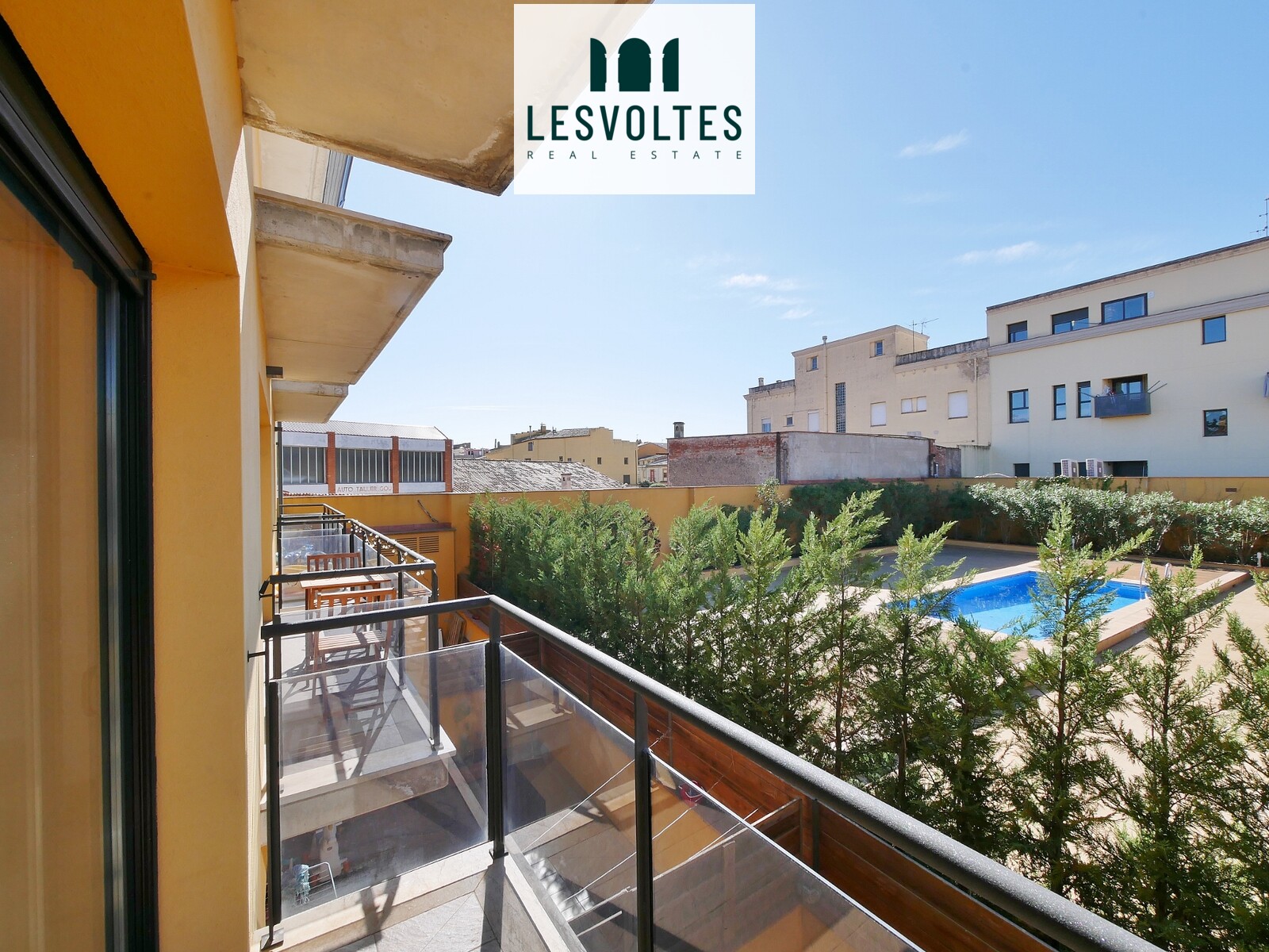 DÚPLEX DE 70 M², EN 2ª PLANTA CON ASCENSOR, PARKING Y PISCINA COMUNITARIA, EN VENTA EN LA BISBAL.