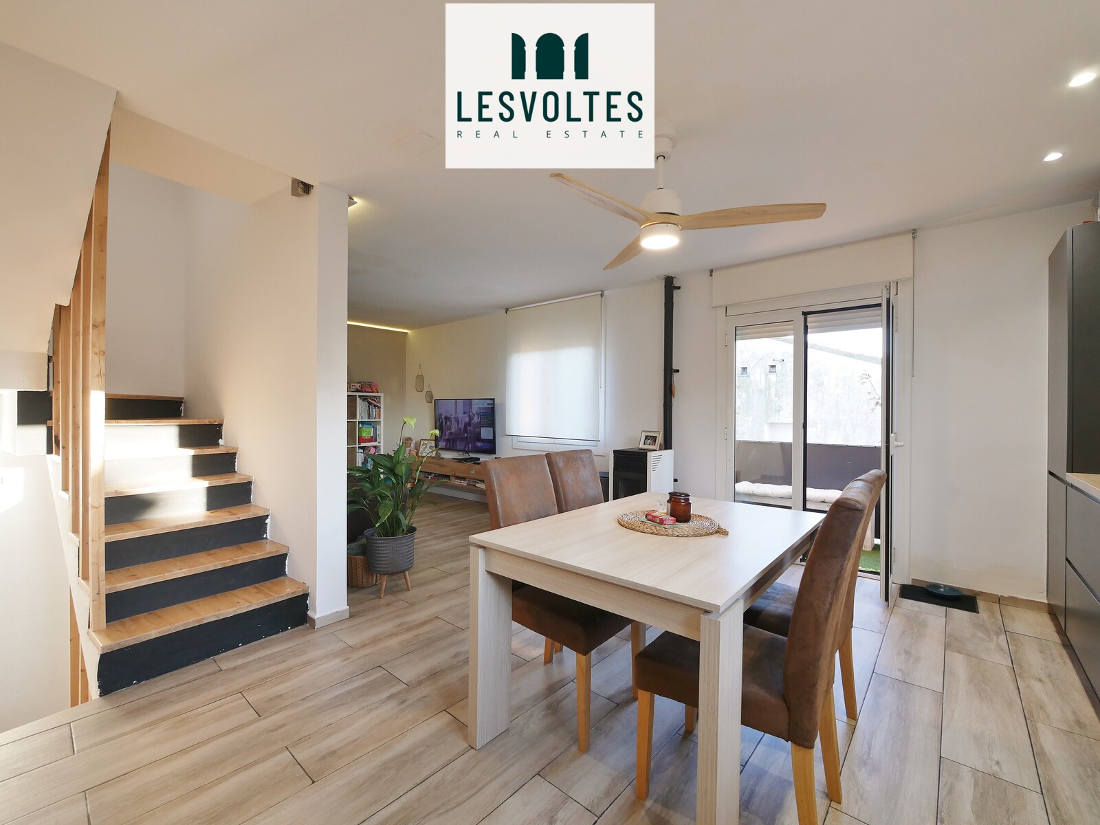 ACOLLIDORA CASA CANTONERA EN EL CENTRE DE PALAFRUGELL, AMB BALCONS I GARATGE