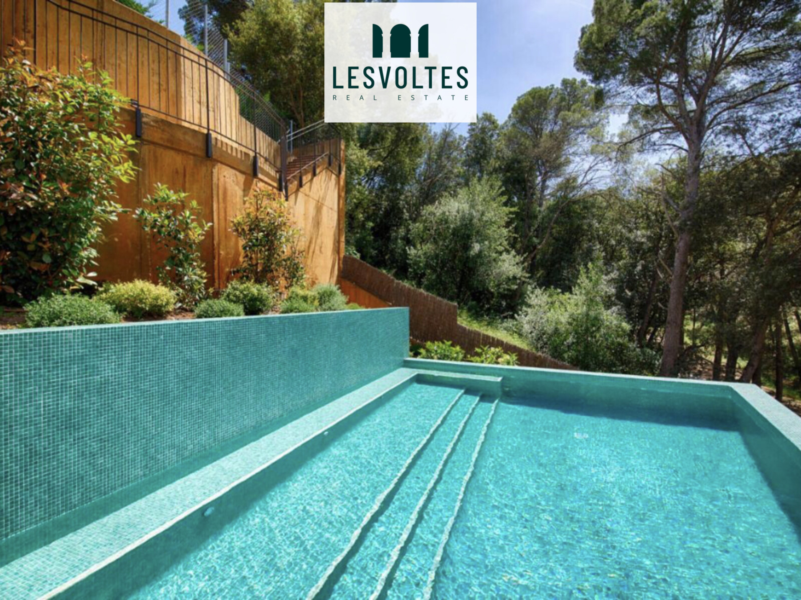 MAGNIFICENT NEWLY BUILT APARTMENT WITH SEA VIEWS, GARAGE, COMMUNAL POOL AND TOURIST LICENCE