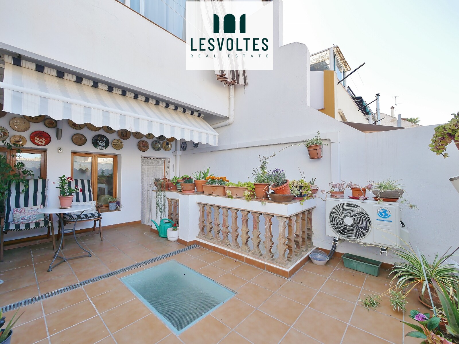 ACOLLIDORA CASA ADOSSADA DE TRES PLANTES AMB JARDÍ I SOTERRANI, A PALAMÓS