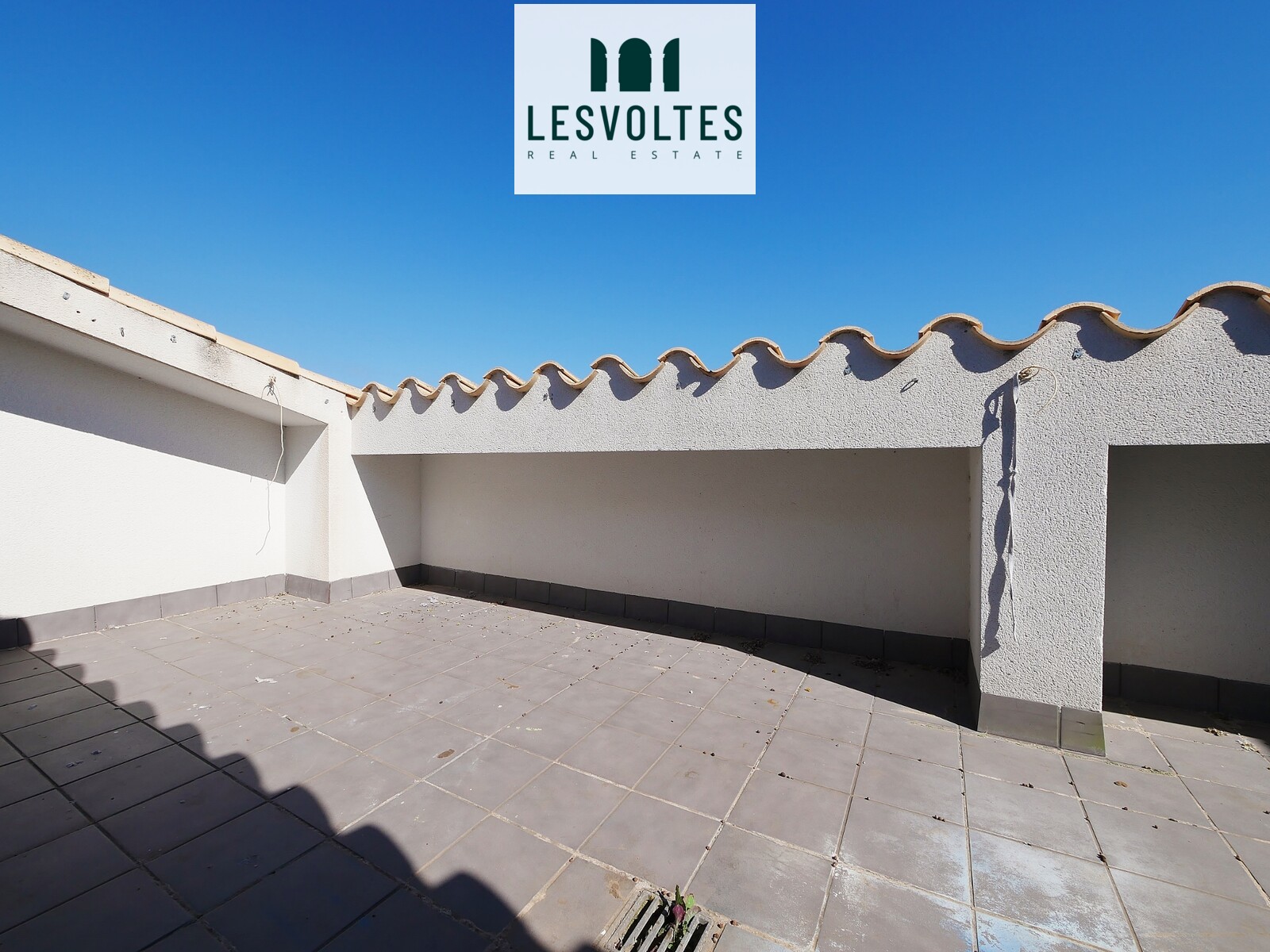 ¡OPORTUNIDAD! DÚPLEX DE 3 HABITACIONES CON TERRAZA Y PLAZA DE GARAJE EN VENTA EN PALAFRUGELL.