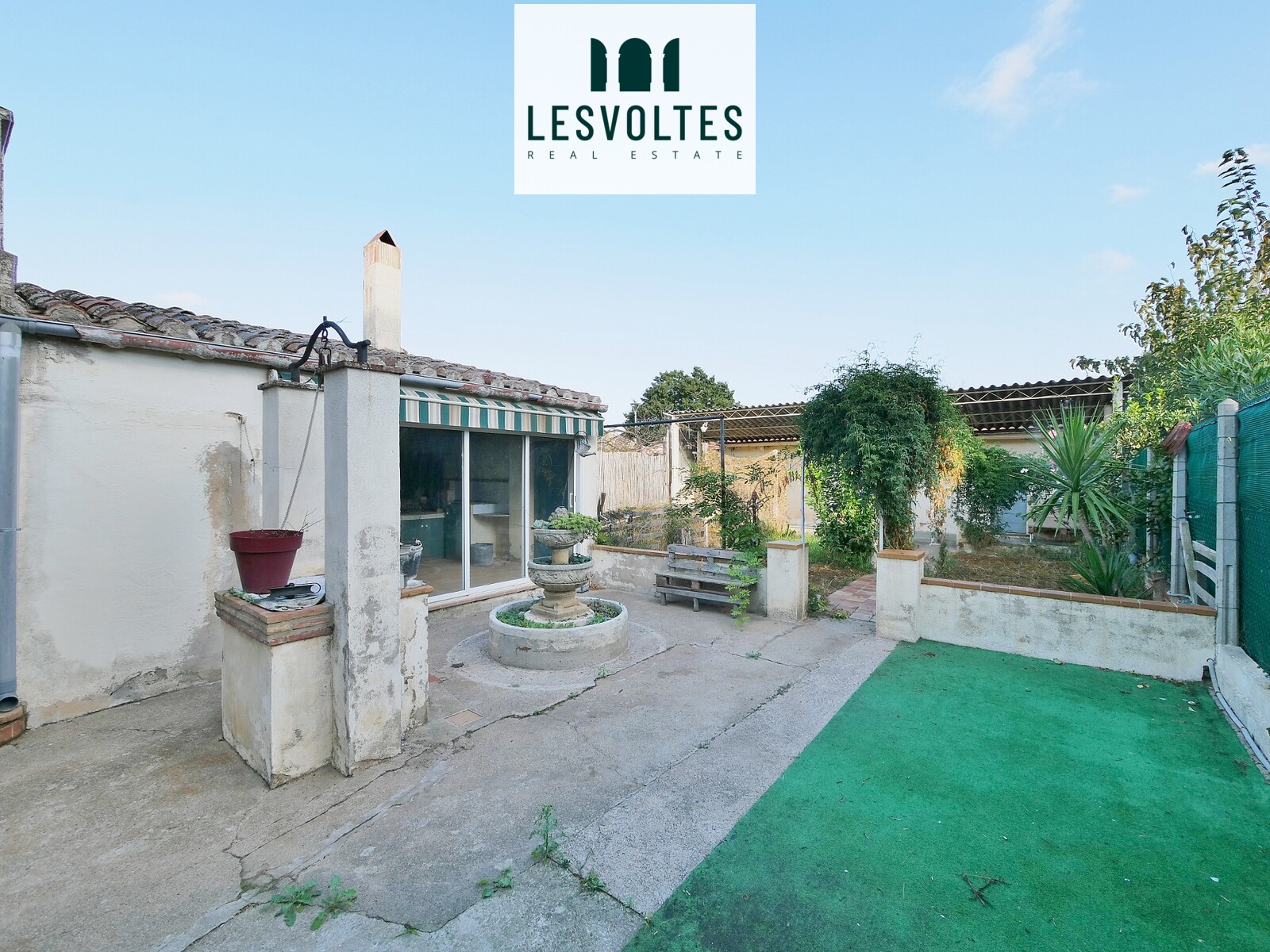 CASA ADOSADA DE 403 M2, CON LOCAL COMERCIAL EN LOS BAJOS, ALMACÉN, GARAJE Y JARDIN, EN VENTA EN FORALLAC-VULPELLAC.