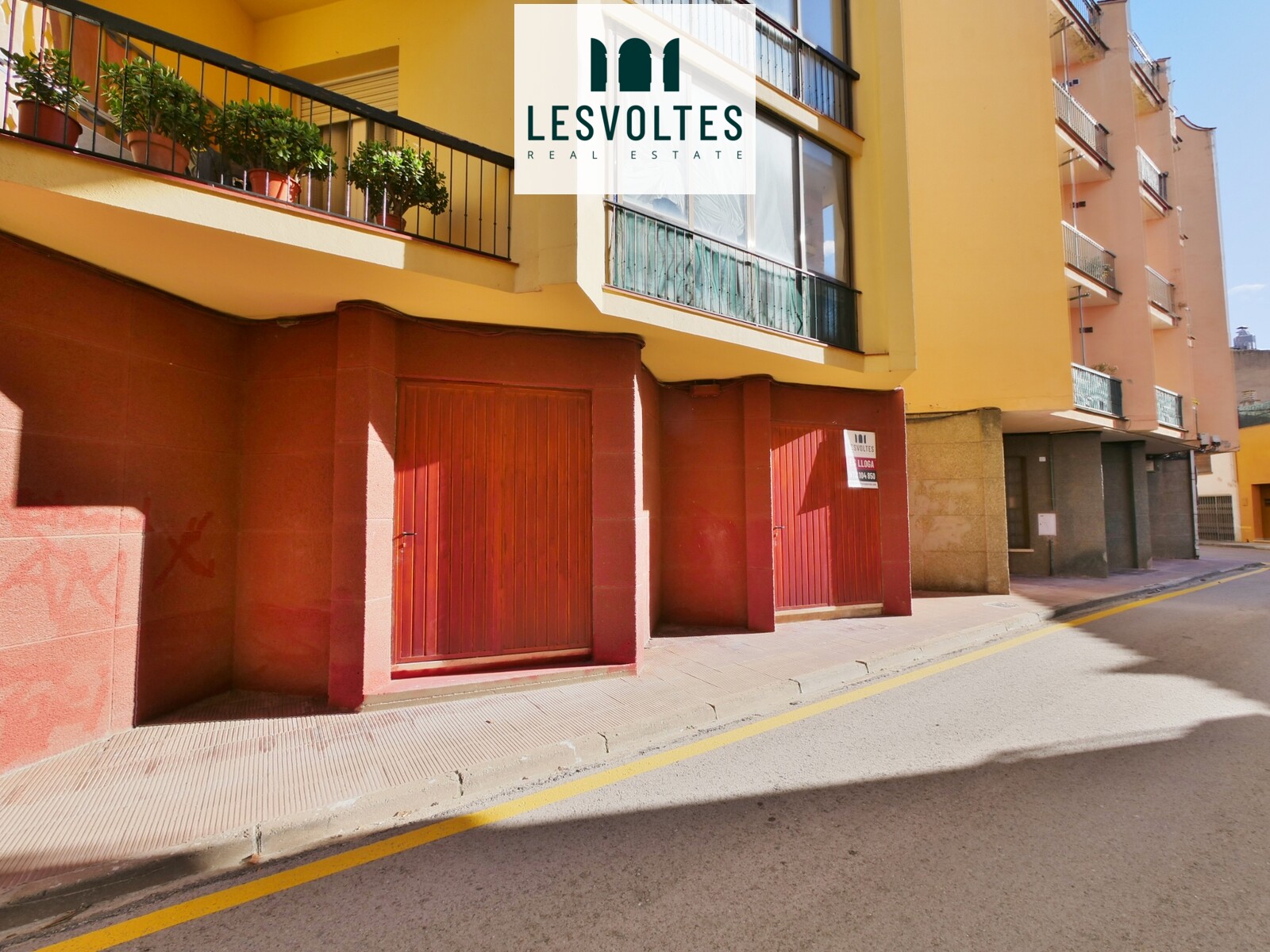 30 M² AND 32 M² STORAGE ROOMS FOR RENT IN THE CENTER OF LA BISBAL D’EMPORDÀ.