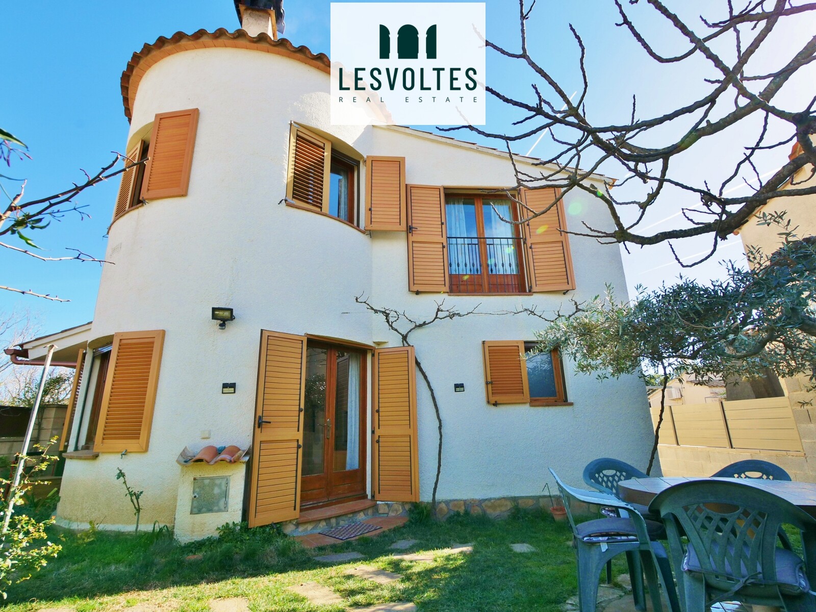 ACOGEDORA CASA A TRES VIENTOS CON JARDÍN PRIVADO Y CON UNA GRAN ZONA COMUNITARIA CON JARDÍN, PISCINA Y PISTA DE TENIS.