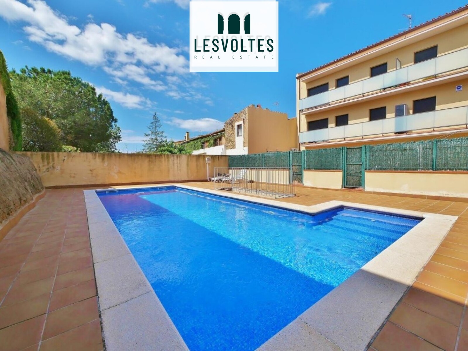 PISO DE 2 HABITACIONES CON GARAJE Y PISCINA COMUNITARIA PARA ALQUILAR, EN PALAFRUGELL