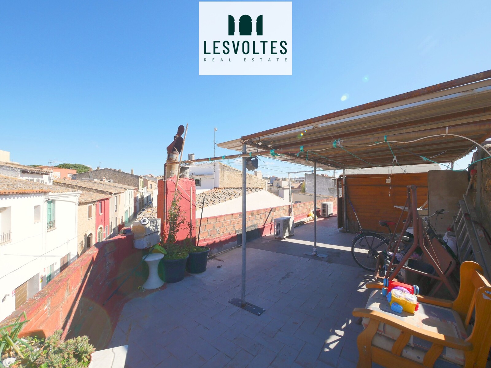 PLANTA BAJA PARA REFORMAR CON TERRAZA COMUNITARIA, MUY CERCA DEL CENTRO DE PALAFRUGELL