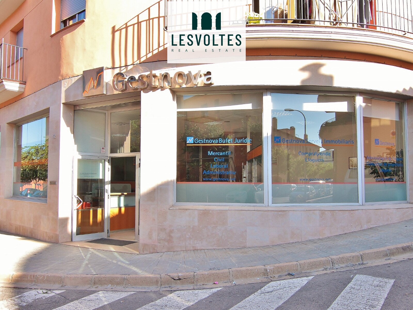 OFICINA DE 80M2 UBICAT EN UN LOCAL COMERCIAL D'US COMPARTIT