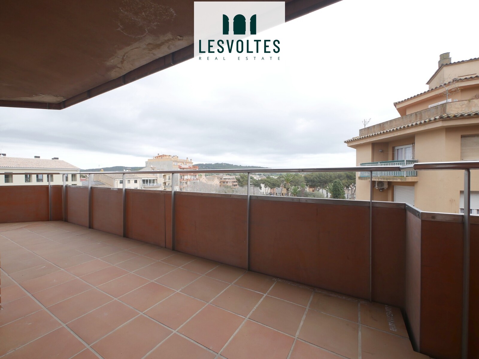 UP FOR AUCTION! 3-BEDROOM APARTMENT WITH LARGE TERRACE FOR SALE IN PALAFRUGELL