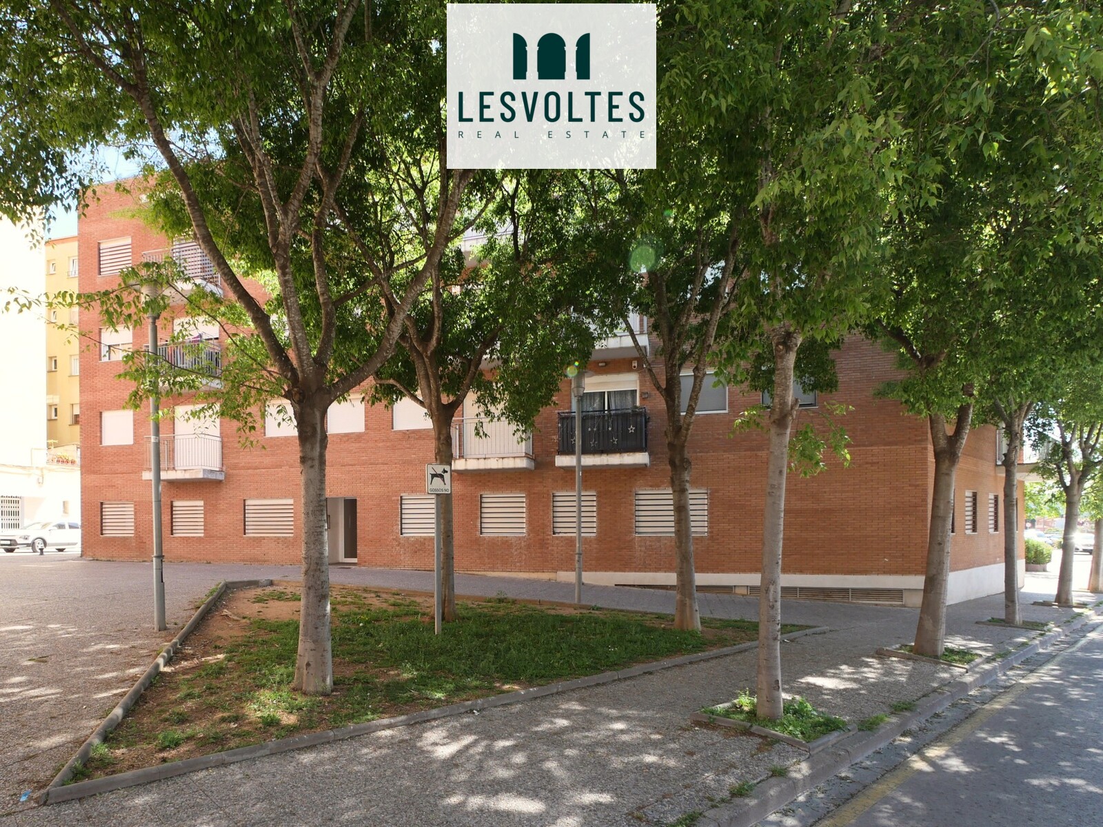 UP FOR AUCTION! 3-BEDROOM FLAT WITH BALCONY FOR SALE IN PALAFRUGELL