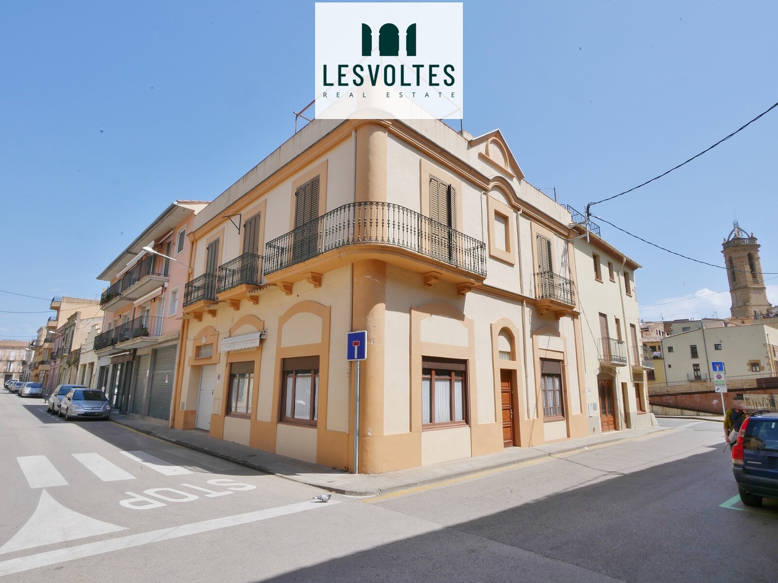 IMPRESSIVE 254 M² TOWNHOUSE WITH GARAGE AND TERRACE WITH VIEWS FOR SALE NEAR THE CENTER OF LA BISBAL D’EMPORDÀ.