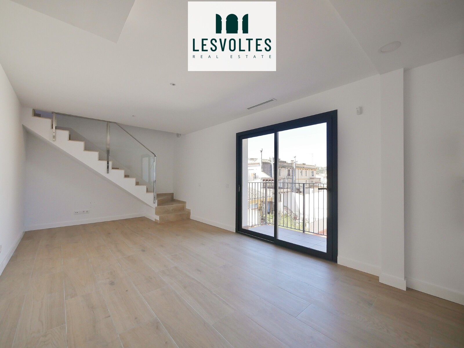 FANTASTIC DUPLEX WITH PARKING AND STORAGE UNIT IN THE HEART OF PALAFRUGELL