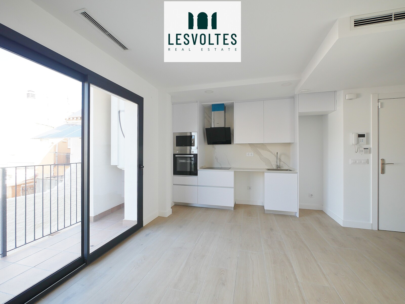 ÁMPLIO PISO DE TRES HABITACIONES CON PARKING EN EL CENTRO DE PALAFRUGELL
