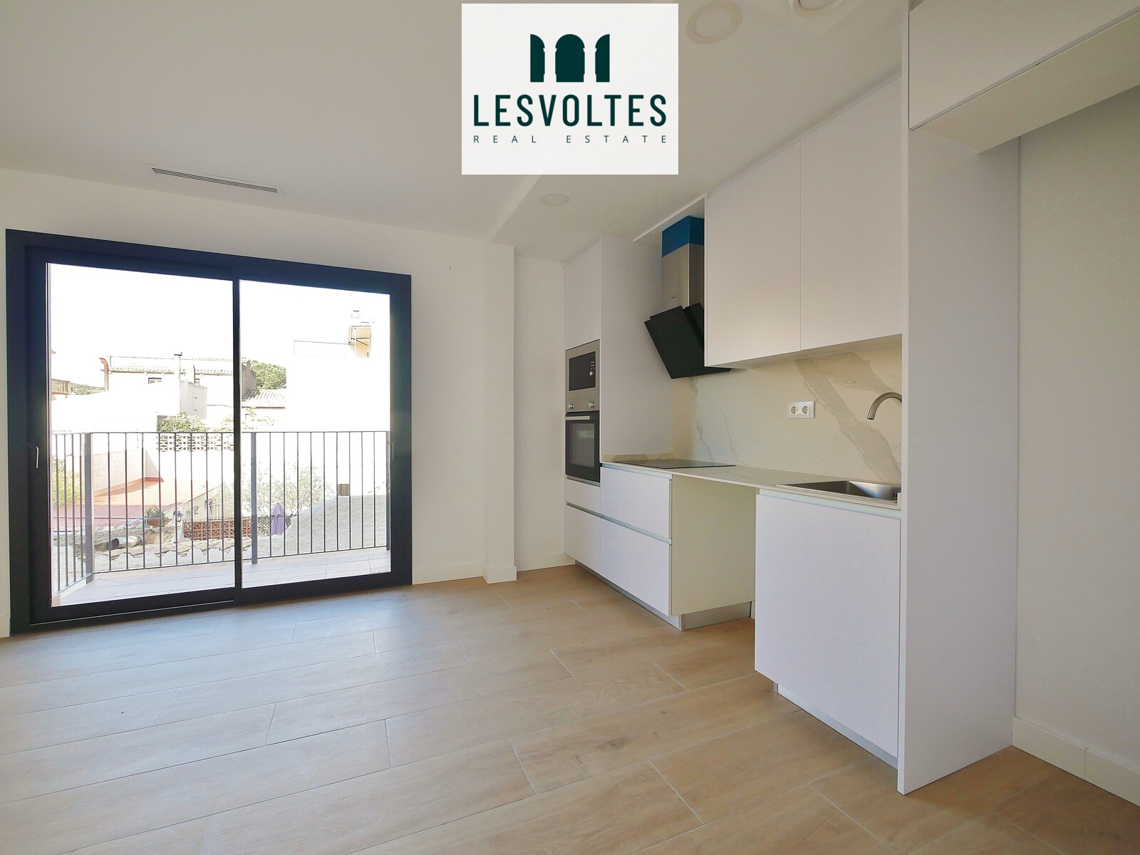 SPACIOUS THREE-BEDROOM APARTMENT WITH PARKING IN THE HEART OF PALAFRUGELL