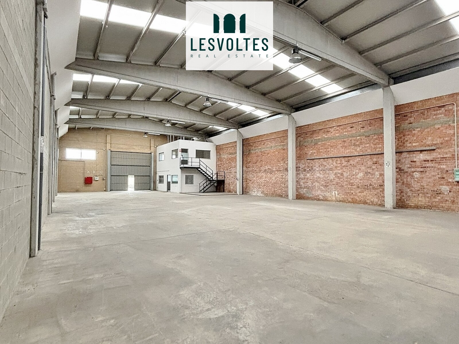 NAU INDUSTRIAL DE 560 M², AMB PATI DE 240 M² I ZONA D’APARCAMENT, EN LLOGUER A FORALLAC.