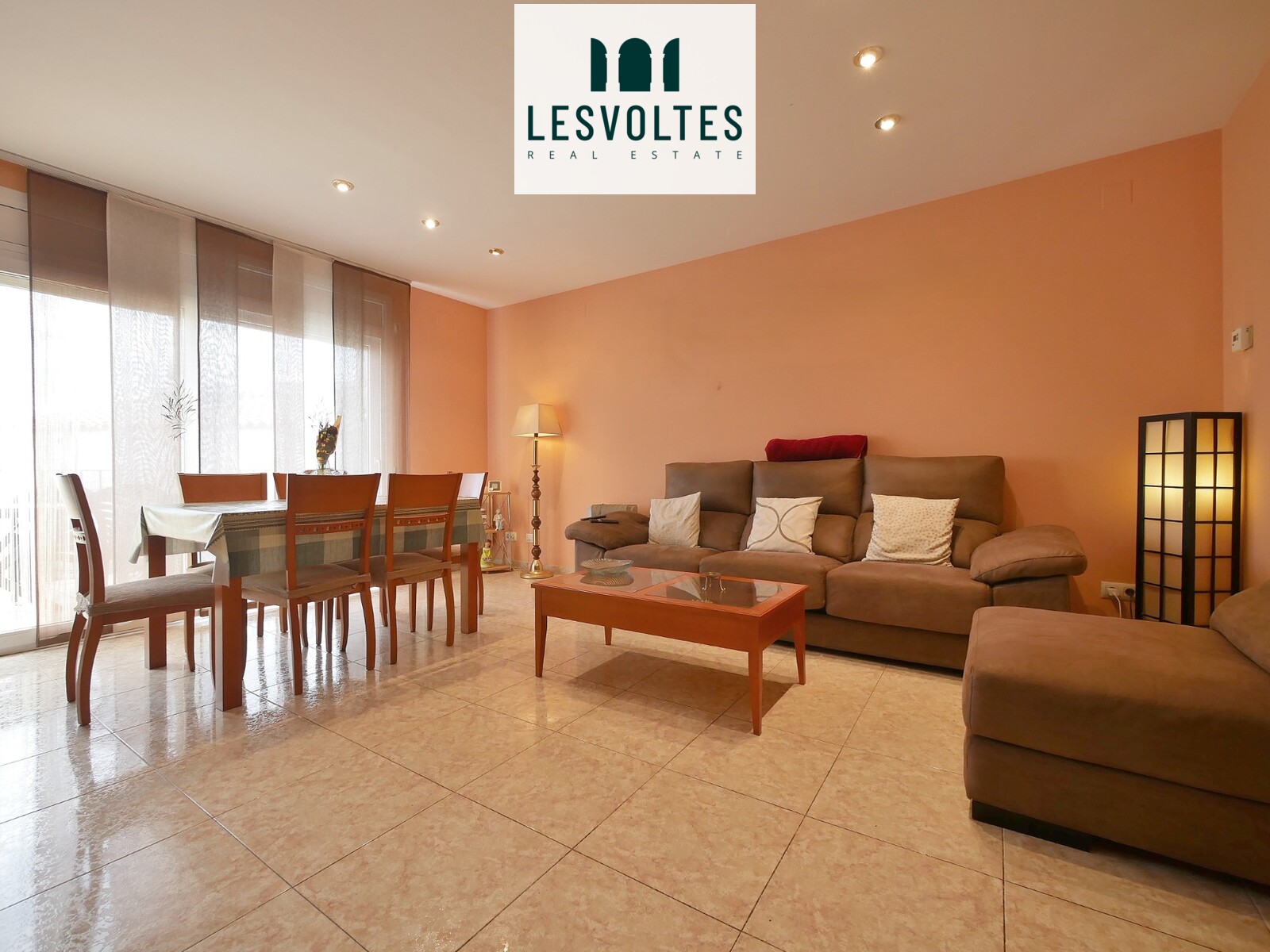 AMPLIA CASA CON 191M2 DE TRES PLANTAS CON GARAJE Y PATIO PRIVADO EN PALAFRUGELL