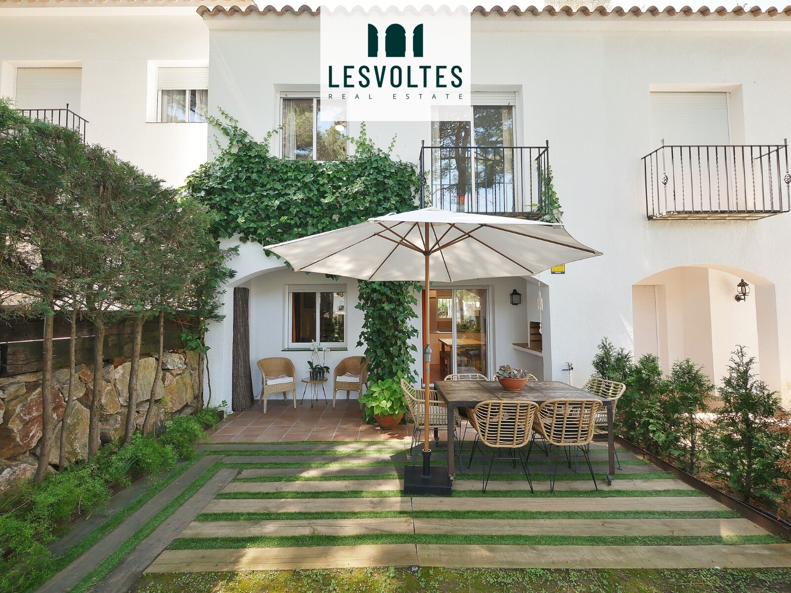 ACOGEDORA CASA DE DOS PLANTAS CON JARDÍN Y PISCINA COMUNITARIA EN PALS