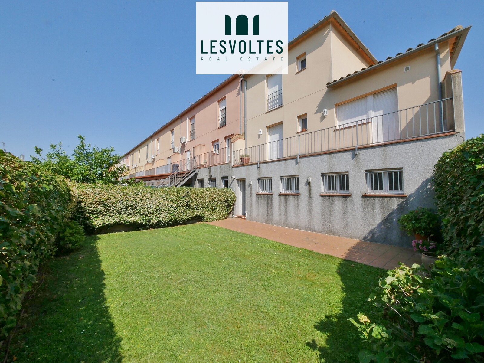 CASA ESQUINERA DE 232 M², CON AMPLIO GARAJE, PATIO SOLEADO Y ESPACIOS AMPLIOS, EN VENTA EN LA BISBAL D'EMPORDÀ, BAJO EMPORDÀ.